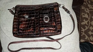 Bolso Cartera Brighton Cher Moderno Pequeño Marrón Croc Gator Charol Repujado - Imagen 1 de 1
