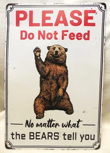 Insegna in metallo "PER FAVORE NON NUTRITEVI non importa cosa siano gli ORSI.." 12" per 8" Distressed - Foto 1 di 4