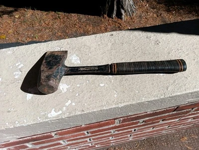 ВИНТАЖНЫЙ МОЛОТОК ТОПОР ГОЛОВА РАЗДЕЛЕНИЕ НА ТАНКЕТКЕ КОЖАНАЯ РУЧКА СТАРЫЙ - Изображение 1 из 4