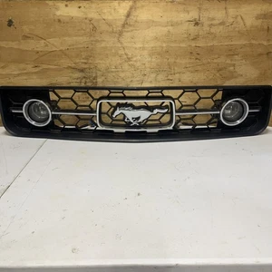 05 06 07 08 09 FORD MUSTANG FRONT GRILLE FOG LIGHTS EMBLEM 6R3J-8200-AEW USED - Picture 1 of 11