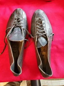 Scarpe da pista e da campo vintage anni 20 in pelle nera tacchetti tacchetti antichi espositore - Foto 1 di 8