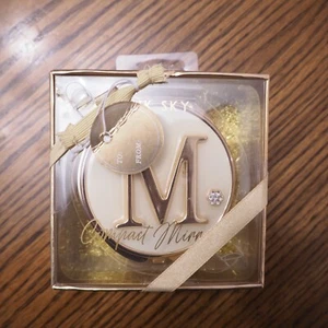 NUEVO EN CAJA PINK SKY Marfil/Dorado "M" Espejo Compacto con Joyas Estándar y 2x Aumento - Imagen 1 de 2