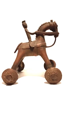 Antiguo juguete de templo rodante de caballo y jinete indio de latón vintage Foto 1 de 4