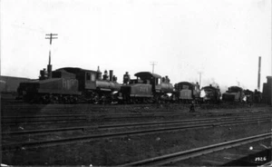 Tren de locomotoras Canadian Pacific Railroad empujando postal RPPC - Imagen 1 de 2