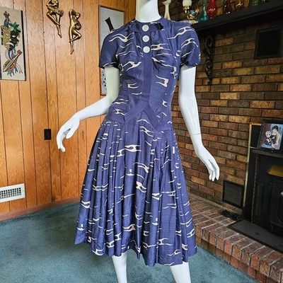 Vestido de festa vintage anos 50 novo visual saia circular cintura caída seda abstrata ferida XS/S - Imagem 1 de 4