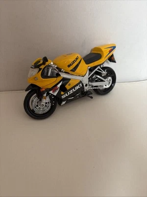 Maisto 1: 18 比例铃木 GSX R600 压铸摩托车模型玩具 — 第 1/4 张图片