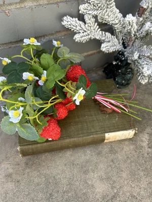 Paquete de 6 tallos de fresa sintética con brotes de flores blancas Foto 1 de 4