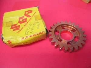 NOS NEW ORIGINAL OEM SUZUKI 1976 RM250 THIRD DRIVEN GEAR 24331-41101 - Picture 1 of 1