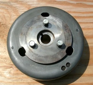 De colección 275 Arctic Cat Lynx 2000T Encendido Volante Moto de Nieve Trineo Suzuki (B3) - Imagen 1 de 4