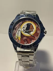 Reloj plateado de acero inoxidable con logotipo del equipo de la NFL de los Washington Redskins para hombre NUEVO - Imagen 1 de 10