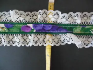 2 yardas ENCAJE BLANCO BLANQUECINO, 3/4"" tela en el centro, 2,5"", NUEVO fuera del carrete - Imagen 1 de 1