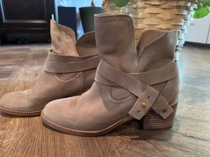 UGG Womens ELORA Boot Leather Ankle Bootie US 7 SAHARA (Beige) EUC - Picture 1 of 8