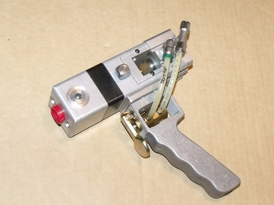 EMC2 EMCSQUARED Single Component Dispensing Gun M-1640  - Image 1 of 1