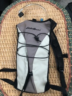Pacote traseiro de hidratação Eddie Bauer cinza e preto como está. Blatter e tubo incluídos - Imagem 1 de 3