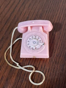 Barbie #969 Suburban Shopper 1959 de colección rosa giratorio estaño dial central teléfono bonito - Imagen 1 de 7