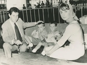 A29 A2925 - Elizabeth Taylor mit Eddie Fisher und Söhnen - Bild 1 von 2