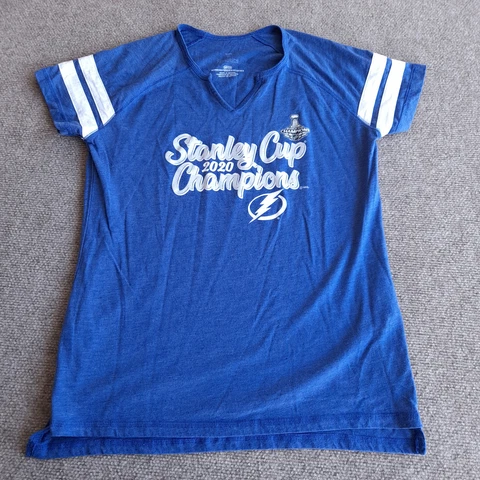 Tampa Bay Lightning Vneck Shirt Women Small 2020 NHL Champions Cover