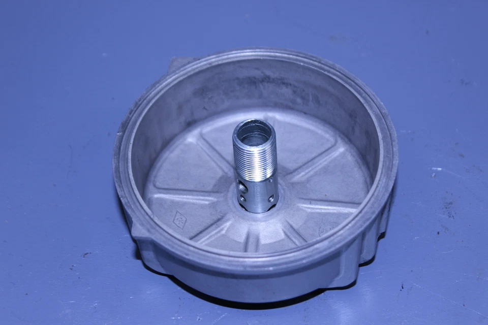1983 YAMAHA VENTURE ROYALE XVZ1200D ENGINE OIL FILTER COVER - Image 1 of 4