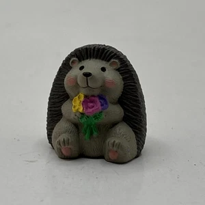 1991 Hallmark Merry Miniatures erizo sosteniendo flores estatuilla gris 1,25 pulgadas - Imagen 1 de 3
