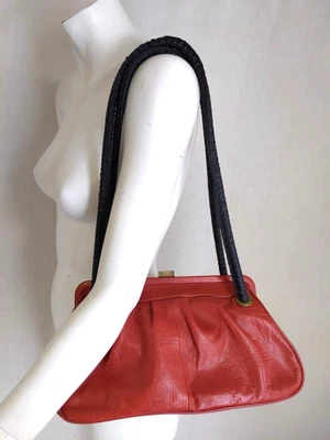 Cartera de hombro mediana NYC By Perlina de cuero suave roja/negra Foto 1 de 4