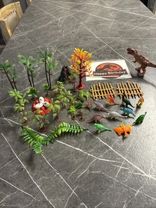 46 Teile Kunststoff Dinosaurier Spielset Figuren Bäume Felsen Spielzeug Geburtstagskarte - Bild 1 von 8