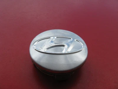 HYUNDAI AZERA SANTA FE (1) WHEEL RIM HUB CAP HUBCAP CENTER COVER PLUG USED #9528 - Image 1 of 2