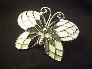 Broche Pin Mariposa Vintage Negro Cremoso Blanco Tono Plata Diseño Único - Imagen 1 de 3