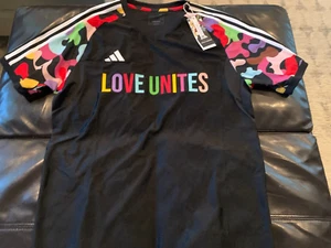 Neu mit Etikett Herren Large Adidas TIRO JSY PRI Love Unites schwarze Farben Trikot Stolz Fußball - Bild 1 von 4