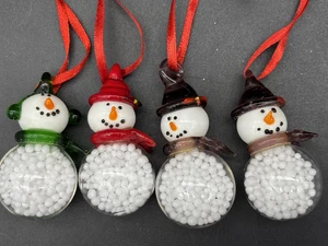 Juego de 4 adornos de muñecos de nieve efecto globo de nieve efecto cajón y barril - Imagen 1 de 17
