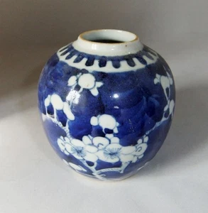 Jarrón pequeño chino antiguo de porcelana del siglo XIX patrón Prunus azul y blanco: 10,5 cm - Imagen 1 de 8