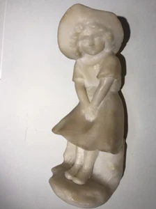Estatuilla artesanal de una niña detallada en vestido - Imagen 1 de 11