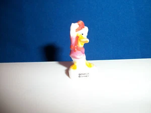 DONALD DUCK Kipphut in ROT DISNEY Figur Porzellan FEVES Miniaturfigur - Bild 1 von 3