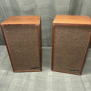 Vintage Pair REALISTIC Minimus-2 Bookshelf Speakers 40-1968A Clean - Fast Ship - Picture 1 of 16