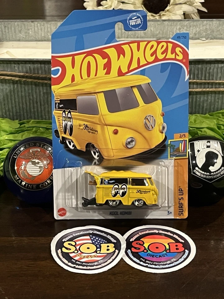 Autobús VW Hot Wheels Kool Kombi Volkswagen Van Mooneyes 1:64 amarillo sellado casi nuevo estado Foto 1 de 4