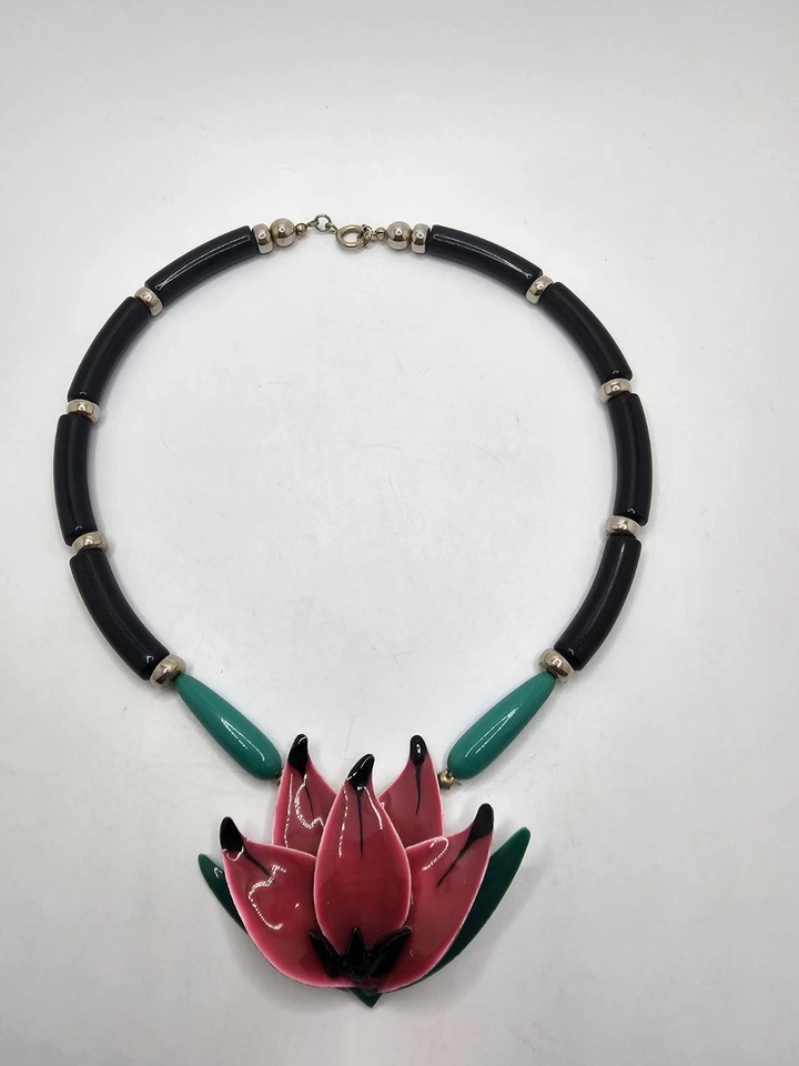 Colar Gargantilha Pingente Flor de Lótus Vintage Anos 60 Preto e Verde Frisado Metal - Imagem 1 de 4