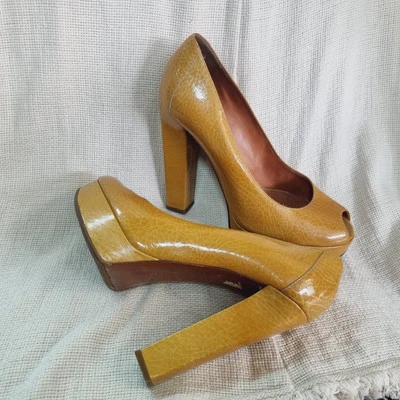 Tacones Lanvin Y2K efecto mostaza agrietado charol punta abierta bloque 40EU 10US Foto 1 de 4