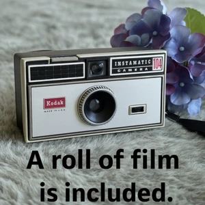 Vintage Kodak Instamatic 104 Camera w/ 126 Film | 60s Retro Shelf Decor - Picture 1 of 8