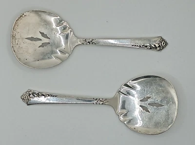 2 件套传家宝锦缎玫瑰 Oneida 穿孔纯银 Bon Bon 勺子 — 第 1/4 张图片