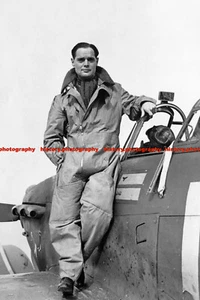 F008122 Aviator Douglas Bader - Picture 1 of 3