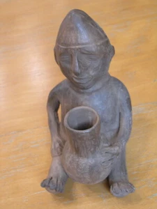 Cerámica de arcilla estilo precolombino de colección cabeza cono sentado hombre sosteniendo un jarrón - Imagen 1 de 11