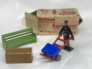 Suministros de estación con caja de Clarke’s Toys (Nyel 217) Caja no la mejor - Imagen 1 de 9