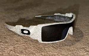 Oakley Oil Rig Sunglasses 03-461 White/Text Print Frame Grey Lens RARE Made USA - Foto 1 di 8