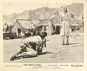 Tarjeta de vestíbulo vintage Patricia Owens - Autógrafo firmado "Five Gates To Hell" (1959) - Imagen 1 de 4