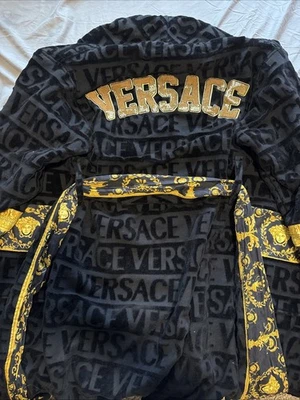 RARO Lujoso Albornoz Versace Lentejuelas Negro y Dorado Talla Grande Con Caja Foto 1 de 4