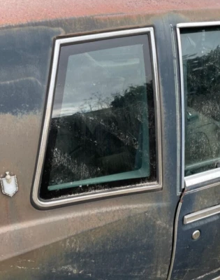 1981-1987 Chevy Monte Carlo destro quarto de vidro para janela com cromo - Imagem 1 de 3