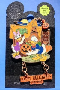 ON CARD- DLR Happy Halloween 2007 Donald Daisy Duck Disney Pin Pumpkin Tiki Moon - Picture 1 of 1