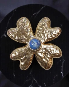 Spilla vintage Yves Rocher trifoglio fiore tono oro con lapislazzuli - Foto 1 di 2