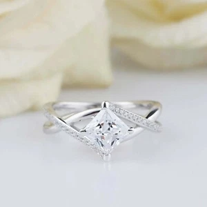 Anillo solitario de diamantes simulados de corte princesa de 3 quilates enchapado en oro blanco de 14 k - Imagen 1 de 5