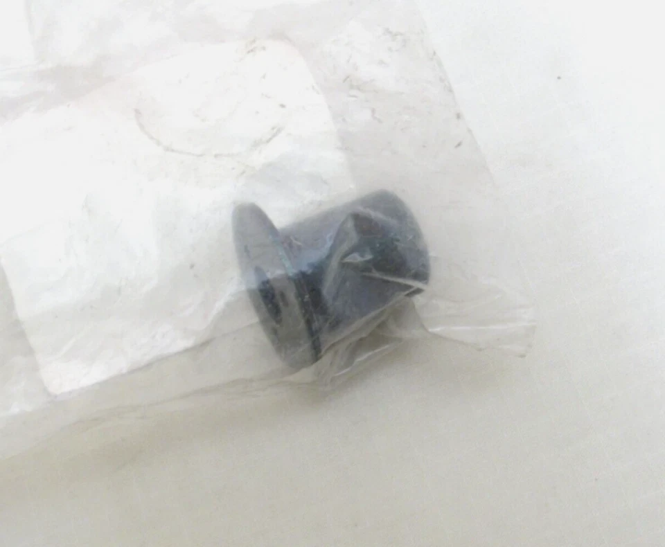 Оригинальный воротник-разделитель сиденья Suzuki 2001-2024 GSX1300 Hayabusa 47190-24F10 - Изображение 1 из 1