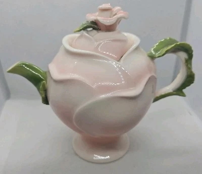 TETERA ROSA ~ PORCELANA ~ FORMA DE ROSA 3D ~ PÉTALOS ~ MANGO DE HOJA ~ TAPA EN FORMA DE CORAZÓN  Foto 1 de 4